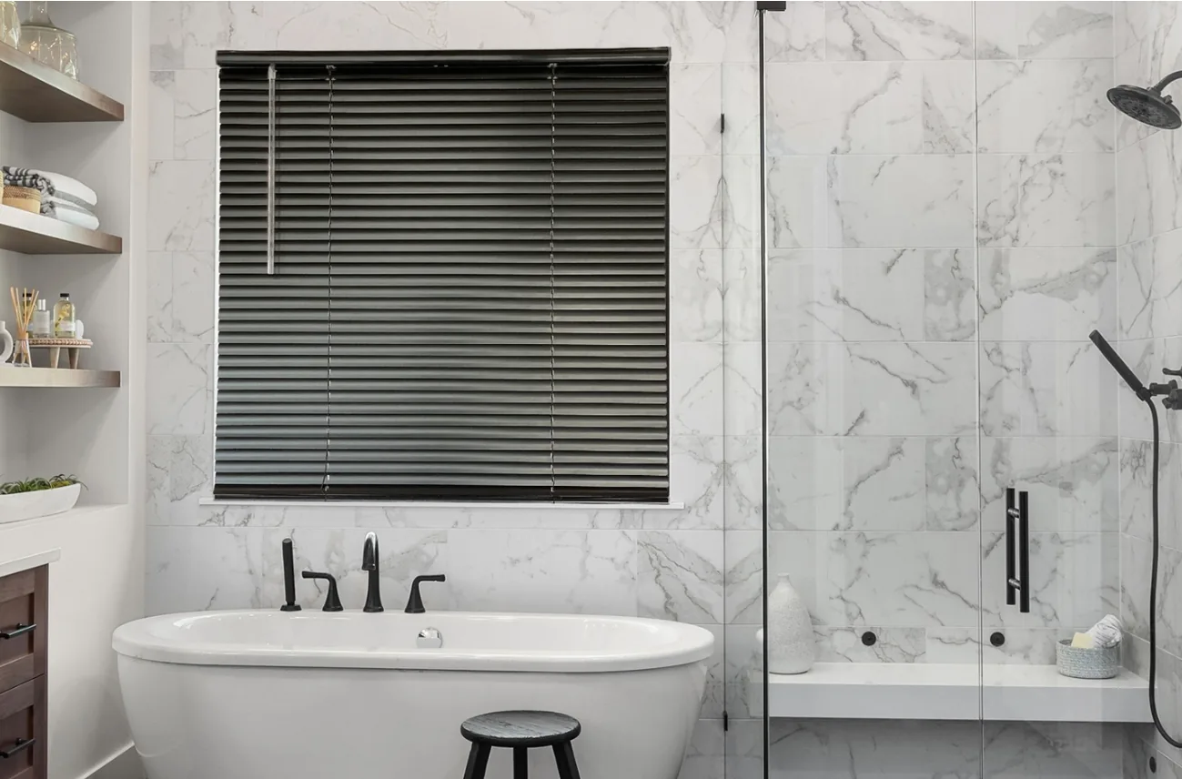 CityLights aluminium venetian blind above a bath in a marble bathroom